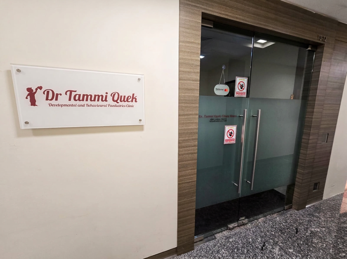 Dr Tammi Quek clinic entrance signage and glass doors